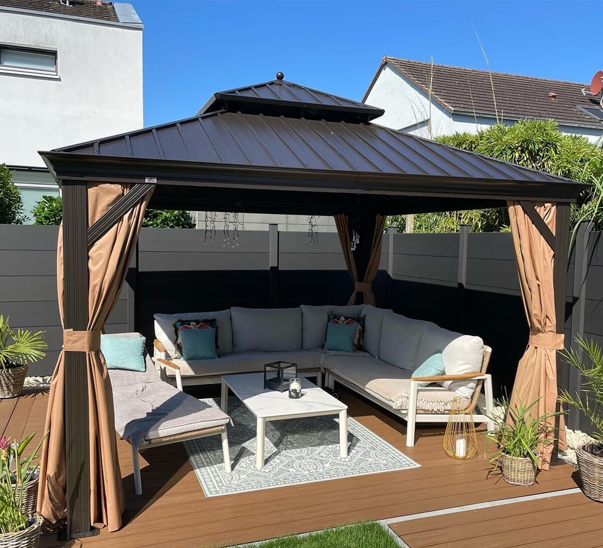Test de la pergola Purple Leaf : élégance et protection assurées