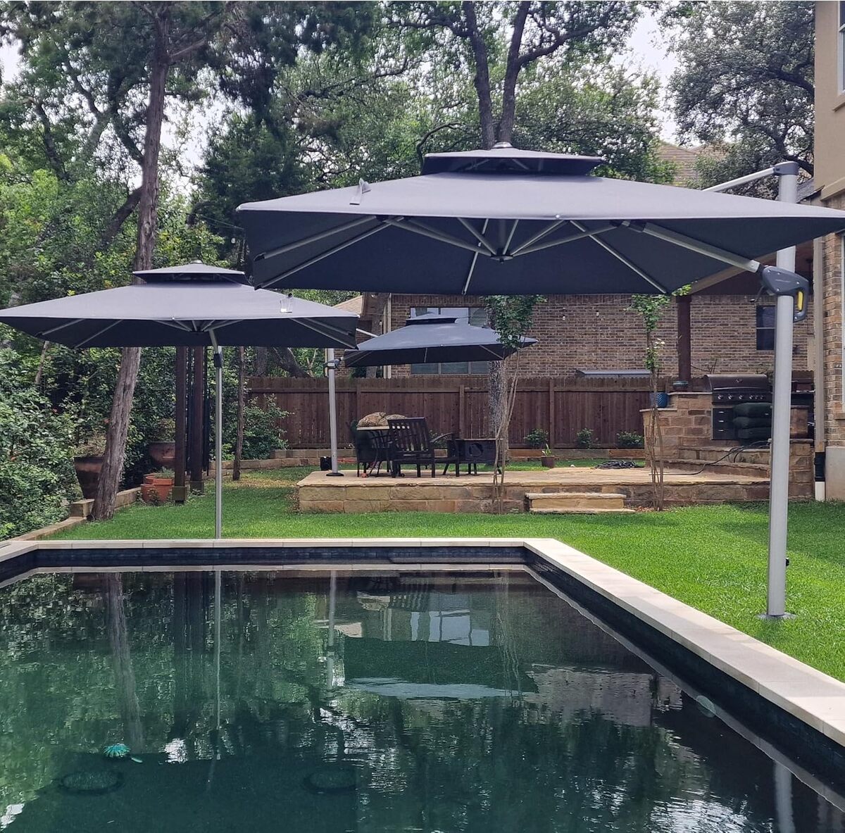 Test du parasol déporté Purple Leaf 3x3 m : protection et élégance